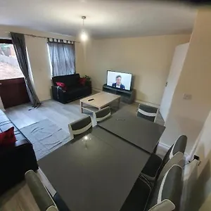 Close To Central - 4 Bedroom House, 8 Beds, Sleepps 14, Free Parking Holiday home London